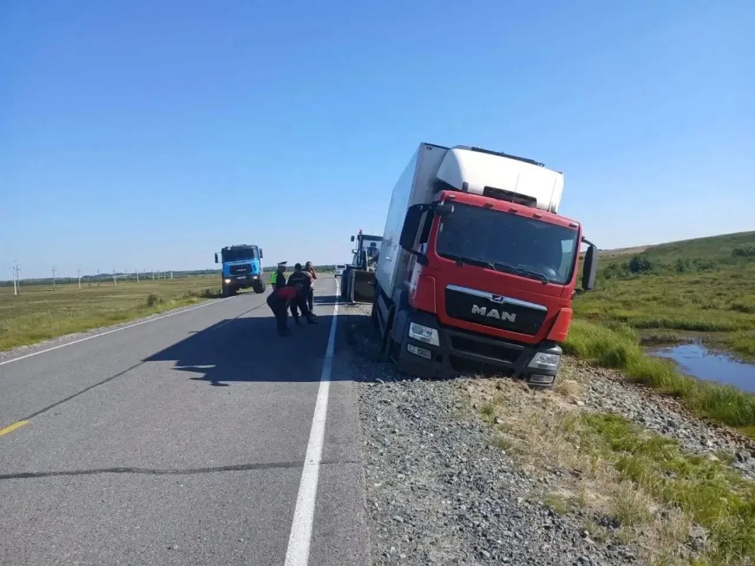 Тазовские автоинспекторы оказали помощь водителю на дороге Тазовские автоинспекторы оказали помощь водителю на дороге