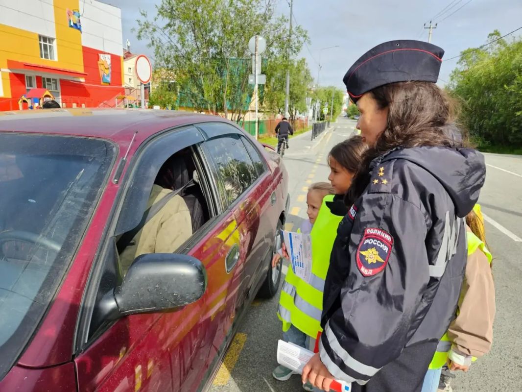 Госавтоинспекция Салехарда провела акцию «Водитель, будь внимателен вблизи пешеходного перехода и в жилой зоне!» совместно с воспитанниками детсада «Светлячок»