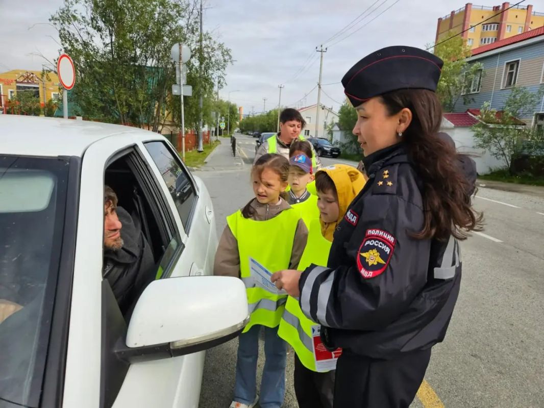 Госавтоинспекция Салехарда провела акцию «Водитель, будь внимателен вблизи пешеходного перехода и в жилой зоне!» совместно с воспитанниками детсада «Светлячок» Госавтоинспекция Салехарда провела акцию «Водитель, будь внимателен вблизи пешеходного перехода и в жилой зоне!» совместно с воспитанниками детсада «Светлячок»