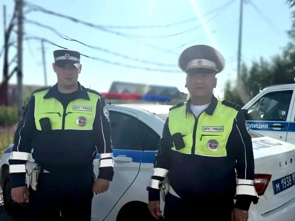 Тазовские автоинспекторы оказали помощь водителю на дороге
