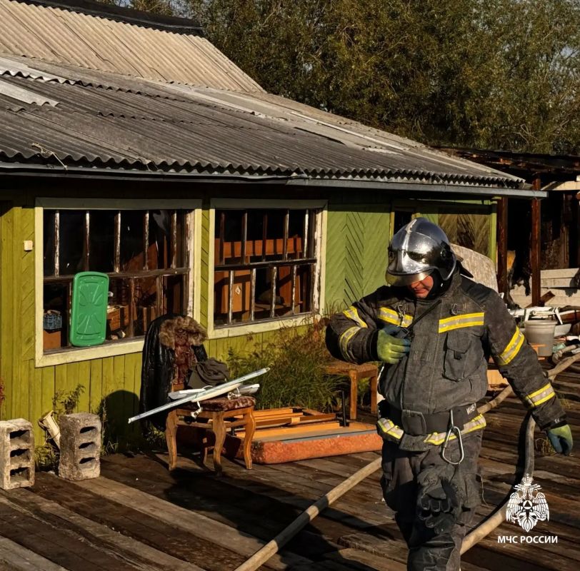 ПОЖАР. В 17 часов 00 минут на центральный пункт пожарной связи 5 пожарно - спасательного отряда города Лабытнанги поступило сообщение о возгорании пристройки одноэтажного жилого здания по адресу: улица Колхозная дом 34. ... ПОЖАР. В 17 часов 00 минут на центральный пункт пожарной связи 5 пожарно - спасательного отряда города Лабытнанги поступило сообщение о возгорании пристройки одноэтажного жилого здания по адресу: улица Колхозная дом 34. ...