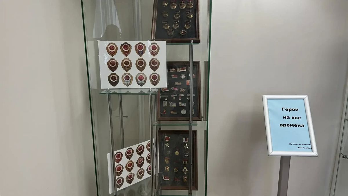 В Салехарде открылась выставка значков с героями советских мультфильмов В Салехарде открылась выставка значков с героями советских мультфильмов
