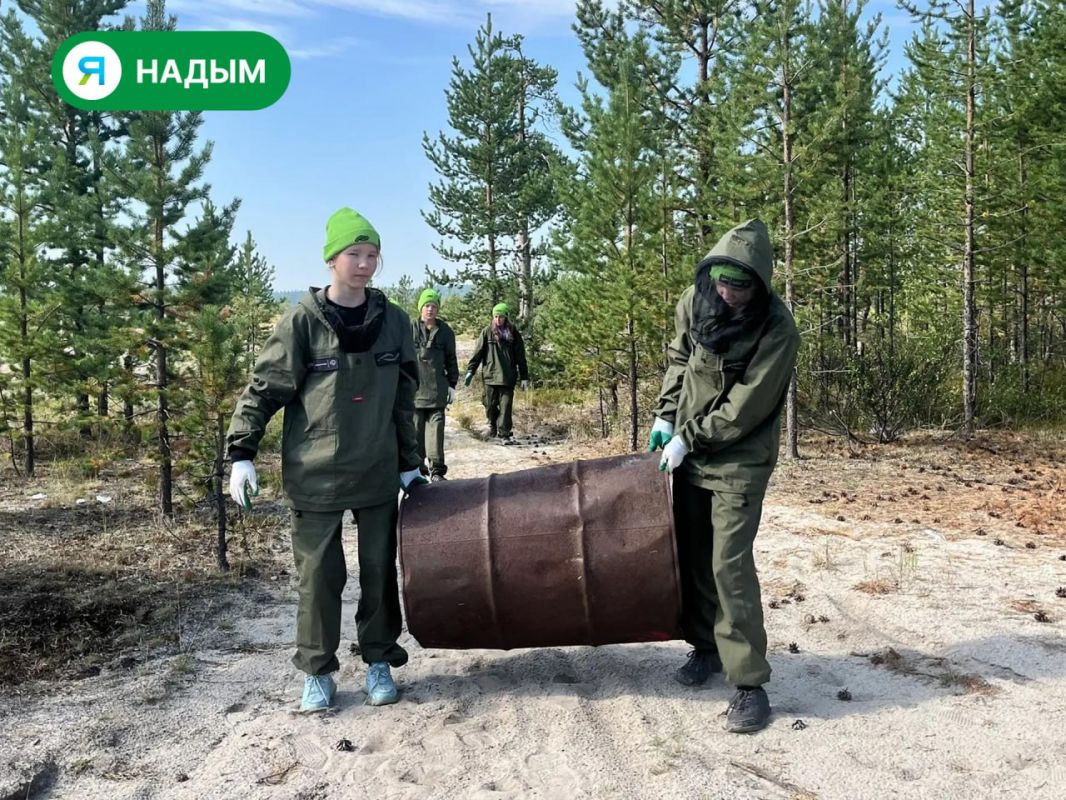 Волонтёры Надыма продолжают делать город чище Волонтёры Надыма продолжают делать город чище