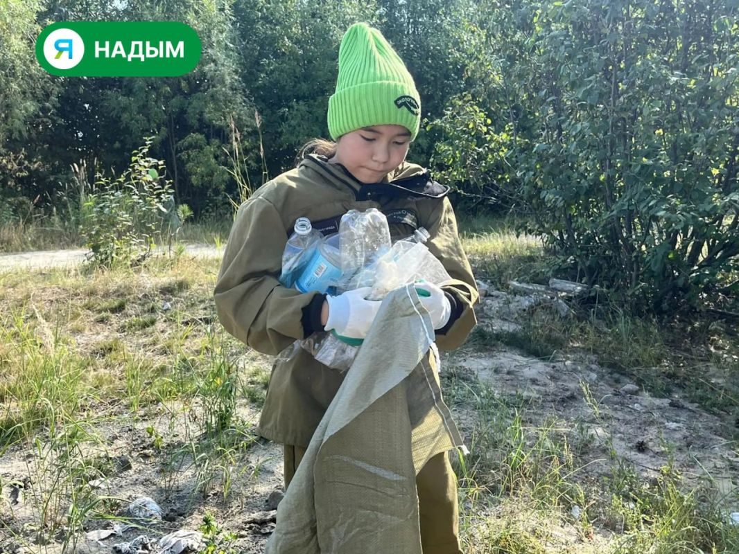 Волонтёры Надыма продолжают делать город чище Волонтёры Надыма продолжают делать город чище