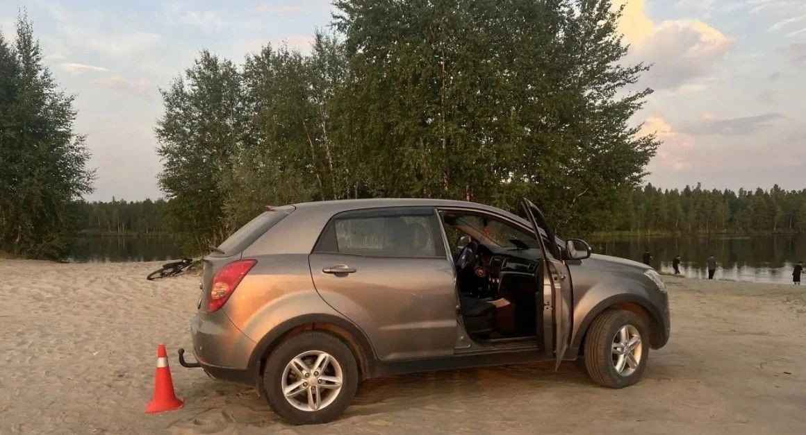 В Тарко-Сале водитель иномарки сдал назад и сбил троих детей
