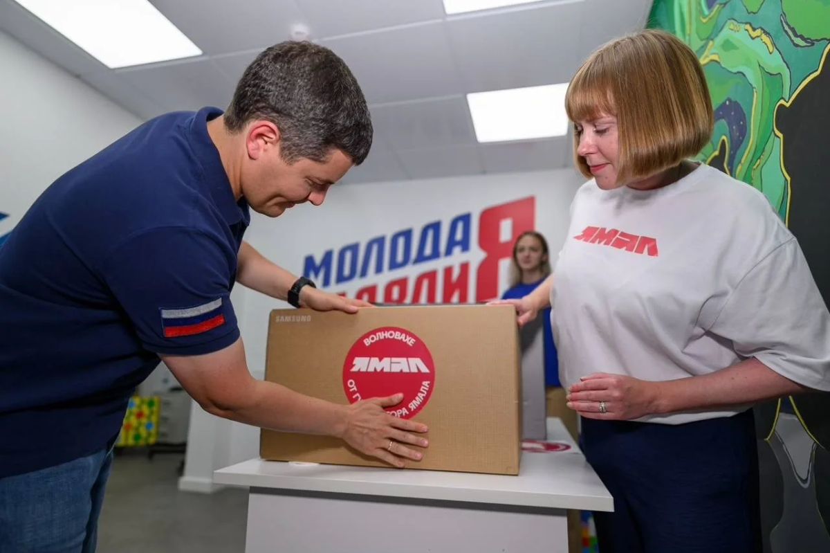 Дмитрий Артюхов вместе с парламентариями и активистами «Молодой Гвардии Единой России» передали гумпомощь в подшефный регион