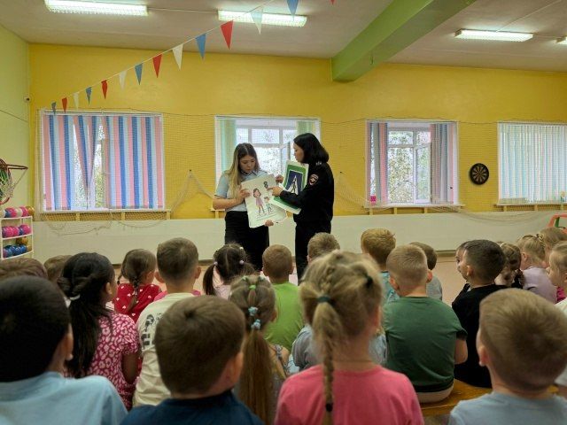 В Ноябрьске сотрудники Госавтоинспекции провели познавательный урок безопасности для воспитанников детского сада «Крепыш»