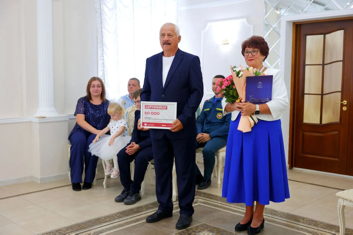 Поздравили с золотым юбилеем семью Егоровых из Лабытнанги Поздравили с золотым юбилеем семью Егоровых из Лабытнанги