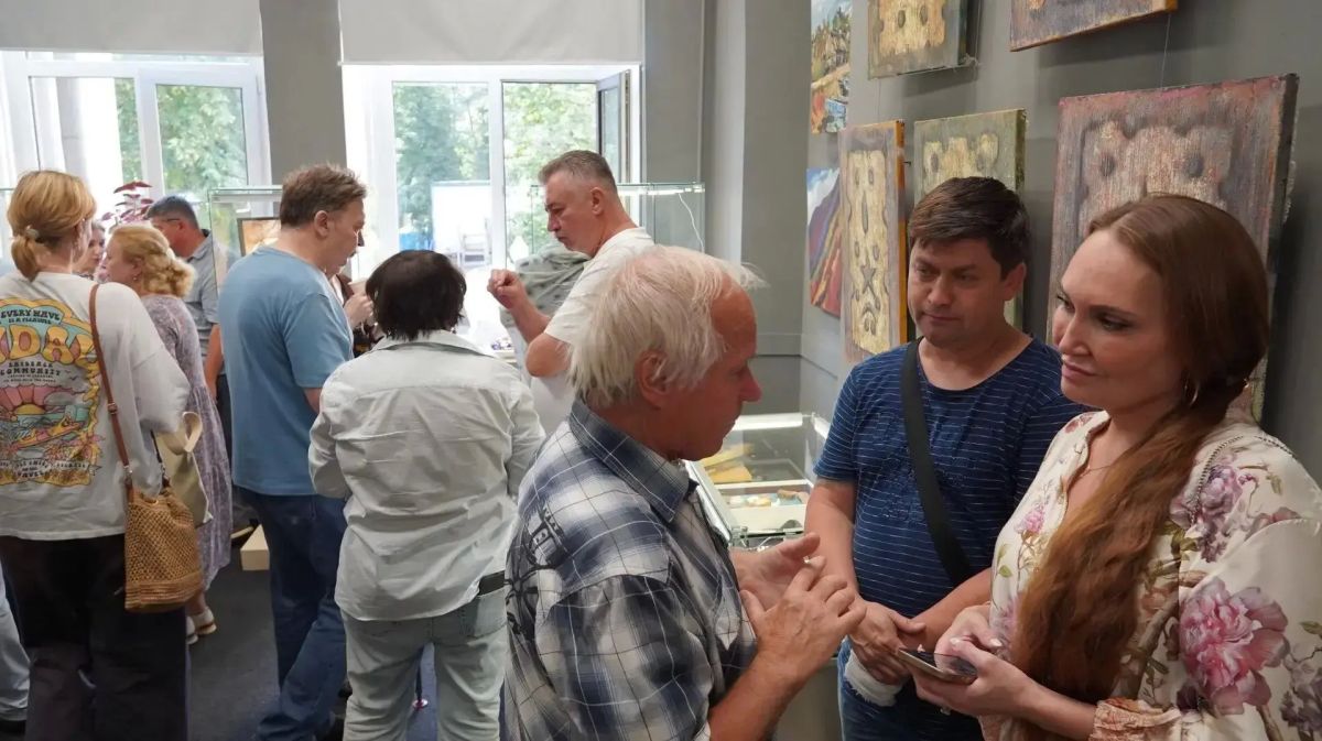 В Москве открылась выставка памяти заслуженного художника Ямала Сергея Лугинина В Москве открылась выставка памяти заслуженного художника Ямала Сергея Лугинина