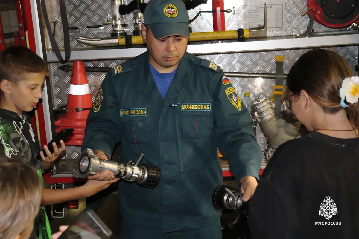 Экскурсия в 1 пожарноспасательную часть стала ярким событием для детей из пришкольного лагеря города Салехард! Экскурсия в 1 пожарноспасательную часть стала ярким событием для детей из пришкольного лагеря города Салехард!