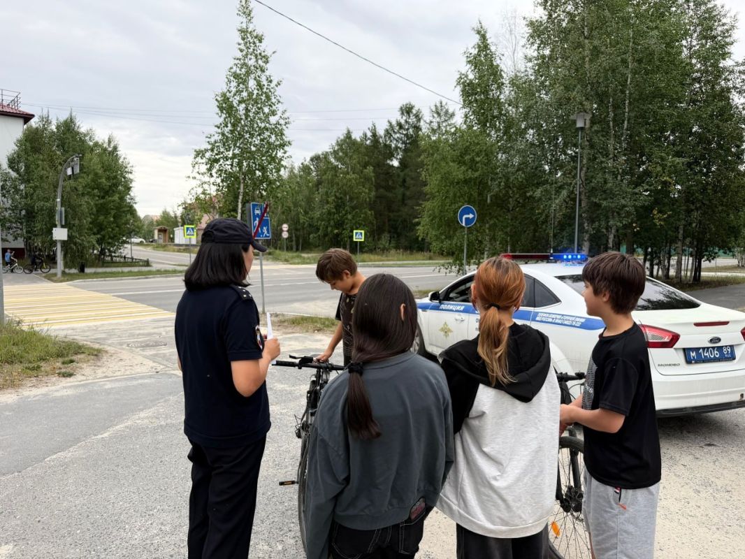 Автоинспекторы провели профилактическое мероприятие по дорожной безопасности у детских садов «Морозко» и «Дюймовочка» в Ноябрьске