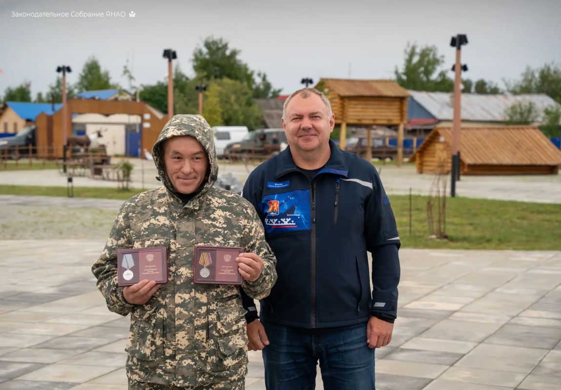 Во время встречи рабочей группы в селе Толька глава Красноселькупского района Юрий Фишер вручил государственные награды участнику СВО
