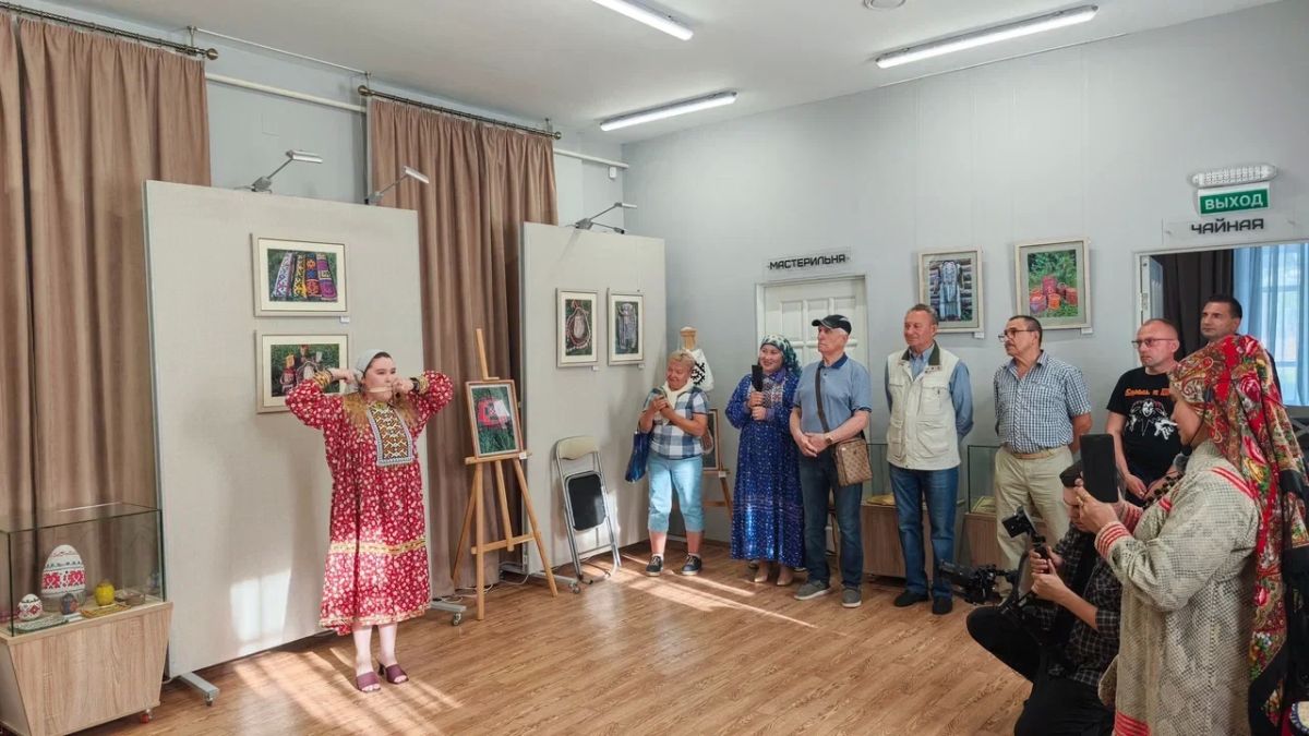 В библиотеке «Наследие» собрались родные, друзья, коллеги и поклонники искусства на торжественном открытии фотовыставки «Утраченные виды ремёсел» («Ярэмам веранты щират») Галины Григорьевны Лобановой из деревни Казым-Мыс -... В библиотеке «Наследие» собрались родные, друзья, коллеги и поклонники искусства на торжественном открытии фотовыставки «Утраченные виды ремёсел» («Ярэмам веранты щират») Галины Григорьевны Лобановой из деревни Казым-Мыс -...