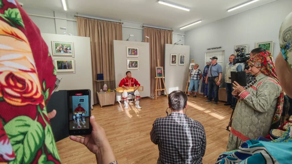 В библиотеке «Наследие» собрались родные, друзья, коллеги и поклонники искусства на торжественном открытии фотовыставки «Утраченные виды ремёсел» («Ярэмам веранты щират») Галины Григорьевны Лобановой из деревни Казым-Мыс -... В библиотеке «Наследие» собрались родные, друзья, коллеги и поклонники искусства на торжественном открытии фотовыставки «Утраченные виды ремёсел» («Ярэмам веранты щират») Галины Григорьевны Лобановой из деревни Казым-Мыс -...