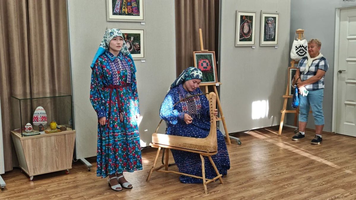В библиотеке «Наследие» собрались родные, друзья, коллеги и поклонники искусства на торжественном открытии фотовыставки «Утраченные виды ремёсел» («Ярэмам веранты щират») Галины Григорьевны Лобановой из деревни Казым-Мыс -... В библиотеке «Наследие» собрались родные, друзья, коллеги и поклонники искусства на торжественном открытии фотовыставки «Утраченные виды ремёсел» («Ярэмам веранты щират») Галины Григорьевны Лобановой из деревни Казым-Мыс -...