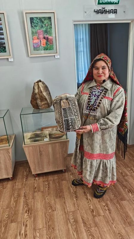 В библиотеке «Наследие» собрались родные, друзья, коллеги и поклонники искусства на торжественном открытии фотовыставки «Утраченные виды ремёсел» («Ярэмам веранты щират») Галины Григорьевны Лобановой из деревни Казым-Мыс -... В библиотеке «Наследие» собрались родные, друзья, коллеги и поклонники искусства на торжественном открытии фотовыставки «Утраченные виды ремёсел» («Ярэмам веранты щират») Галины Григорьевны Лобановой из деревни Казым-Мыс -...