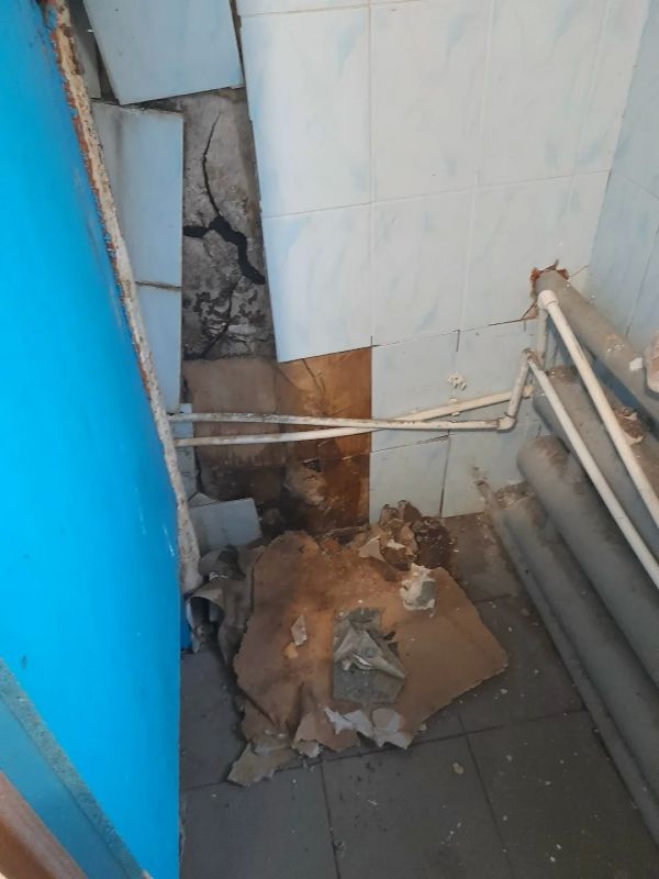 В салехардском общежитии потолок рухнул прямо на человека В салехардском общежитии потолок рухнул прямо на человека