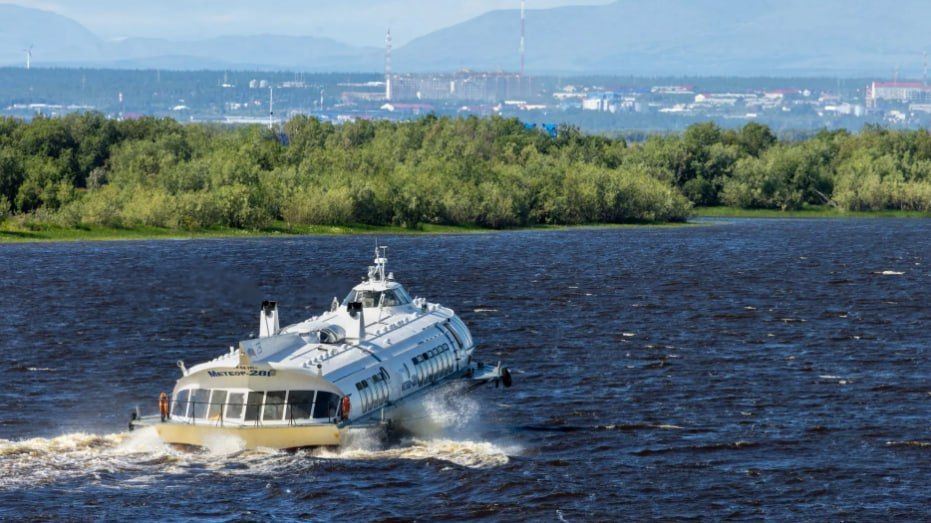 Экологи проверяют воду и донные отложения