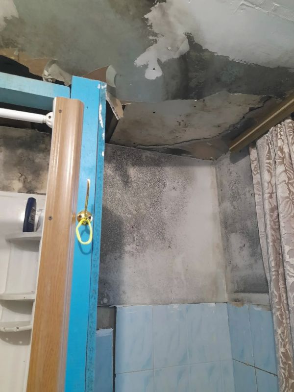 В салехардском общежитии потолок рухнул прямо на человека В салехардском общежитии потолок рухнул прямо на человека