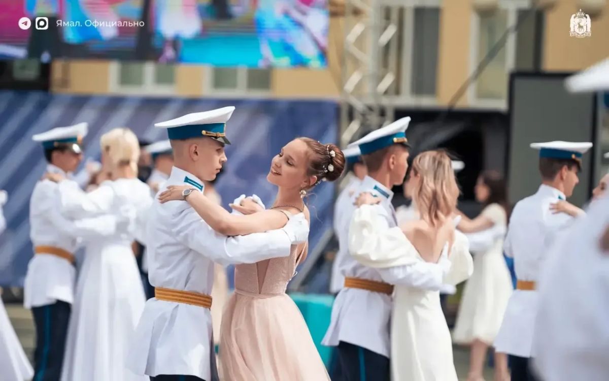 Тюменской области – 82. Губернатор Ямала Дмитрий Артюхов поздравил соседей с праздником, пожелал региону новых побед, а его жителям здоровья и семейного тепла Тюменской области – 82. Губернатор Ямала Дмитрий Артюхов поздравил соседей с праздником, пожелал региону новых побед, а его жителям здоровья и семейного тепла