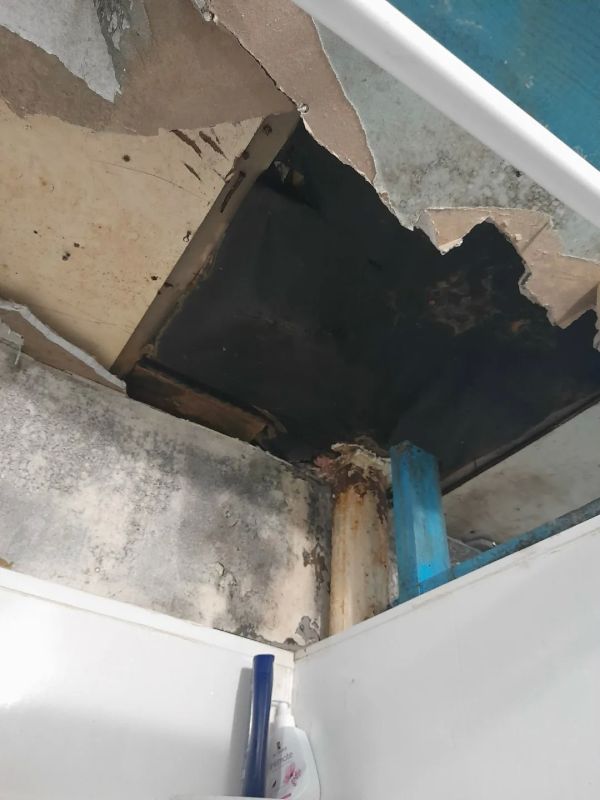 В салехардском общежитии потолок рухнул прямо на человека