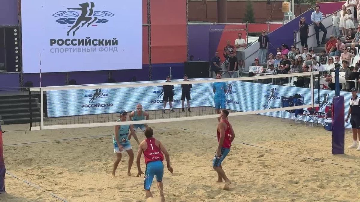 Игра началась и трибуны затаили дыхание!