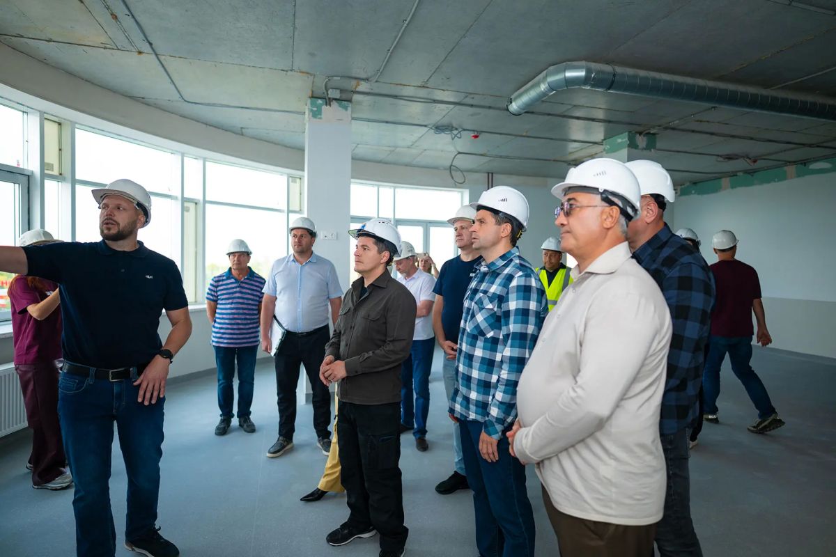 Губернатор оценил строительство самой большой поликлиники Муравленко