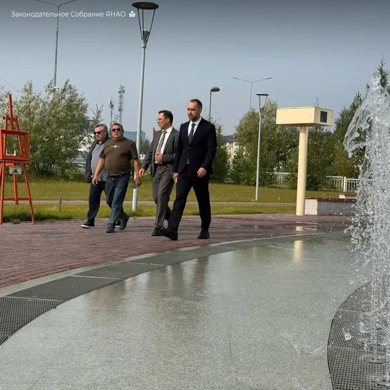 Председатель ямальского парламента Сергей Ямкин и его заместитель Виктор Казарин встретились с однопартийцами в Губкинском и обсудили проекты, которые сейчас реализуются в городе Председатель ямальского парламента Сергей Ямкин и его заместитель Виктор Казарин встретились с однопартийцами в Губкинском и обсудили проекты, которые сейчас реализуются в городе