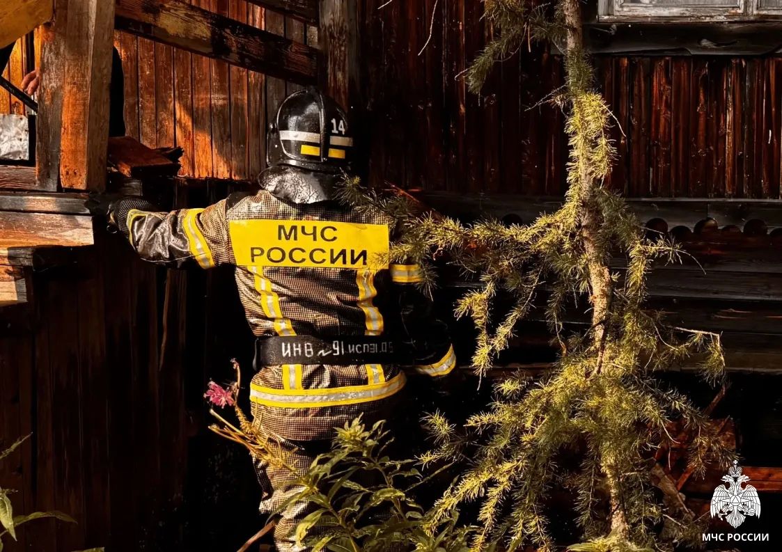 ПОЖАР. В 12 часов 35 минут на центральный пункт пожарной связи 5 пожарно-спасательного отряда поступило сообщение о возгорании двухэтажного жилого дома по адресу: г. Лабытнанги ул. Северная д. 14. Через несколько минут... ПОЖАР. В 12 часов 35 минут на центральный пункт пожарной связи 5 пожарно-спасательного отряда поступило сообщение о возгорании двухэтажного жилого дома по адресу: г. Лабытнанги ул. Северная д. 14. Через несколько минут...