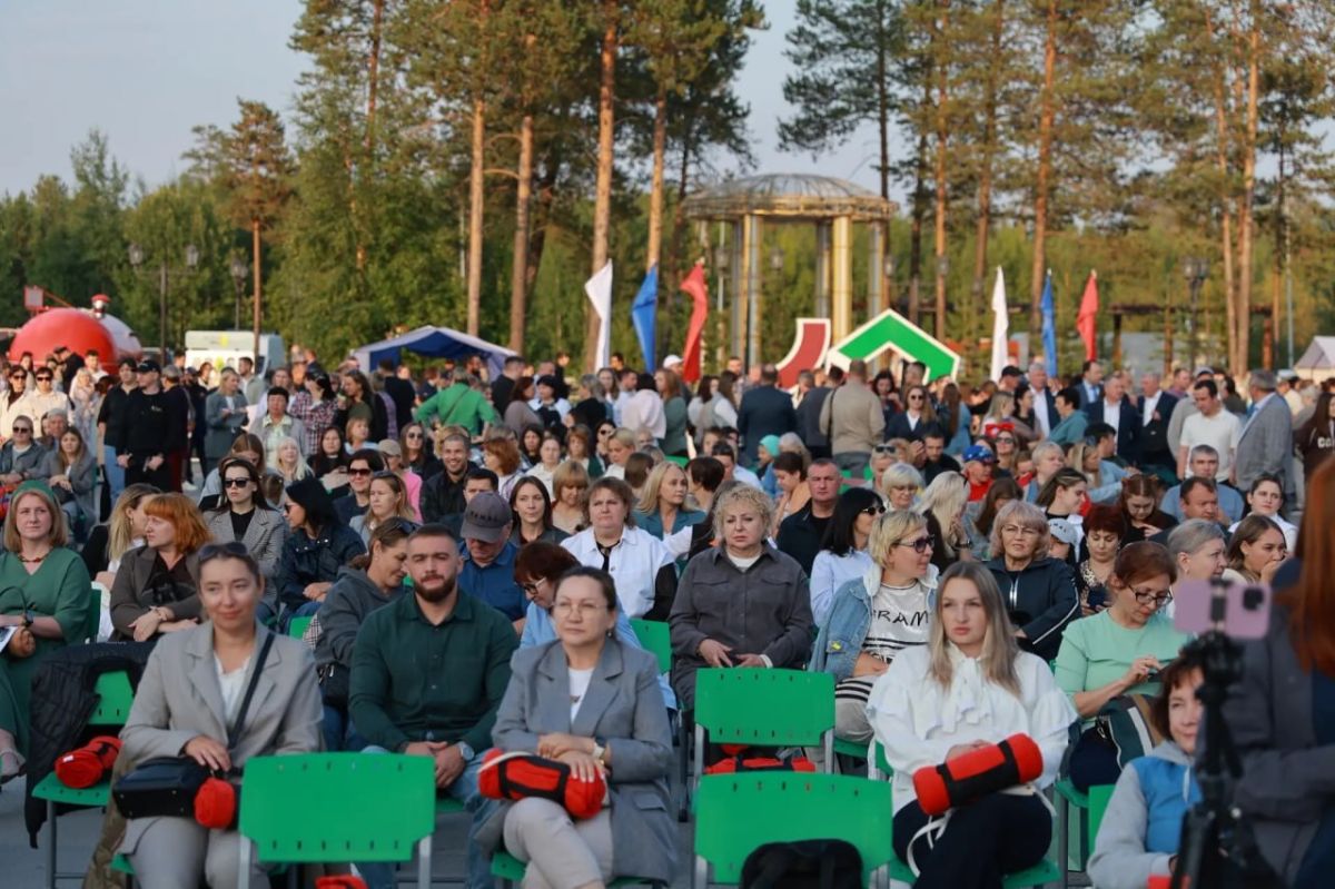 Началась встреча Дмитрия Артюхова с жителями Губкинского