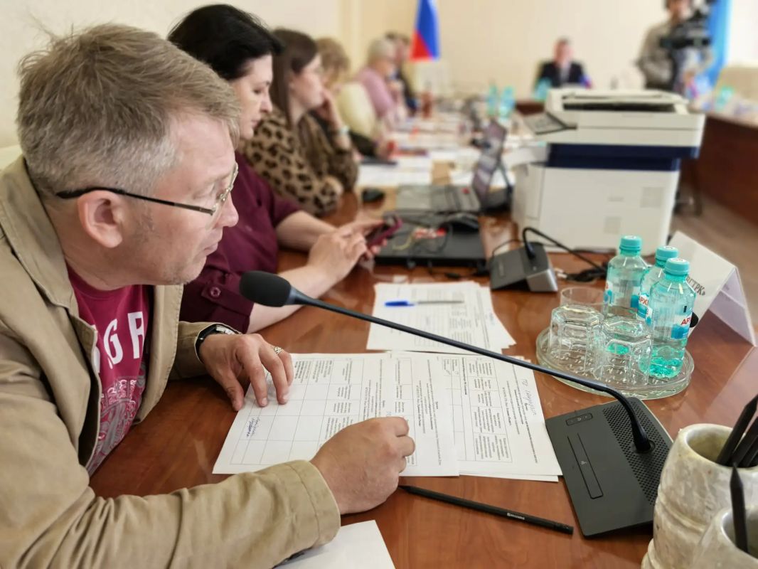 В Избиркоме Ямала прошла жеребьевка по распределению бесплатного эфирного времени и печатной площади в СМИ для размещения агитационных материалов кандидатов и партий на выборах в Государственную Думу и Тюменскую областную... В Избиркоме Ямала прошла жеребьевка по распределению бесплатного эфирного времени и печатной площади в СМИ для размещения агитационных материалов кандидатов и партий на выборах в Государственную Думу и Тюменскую областную...