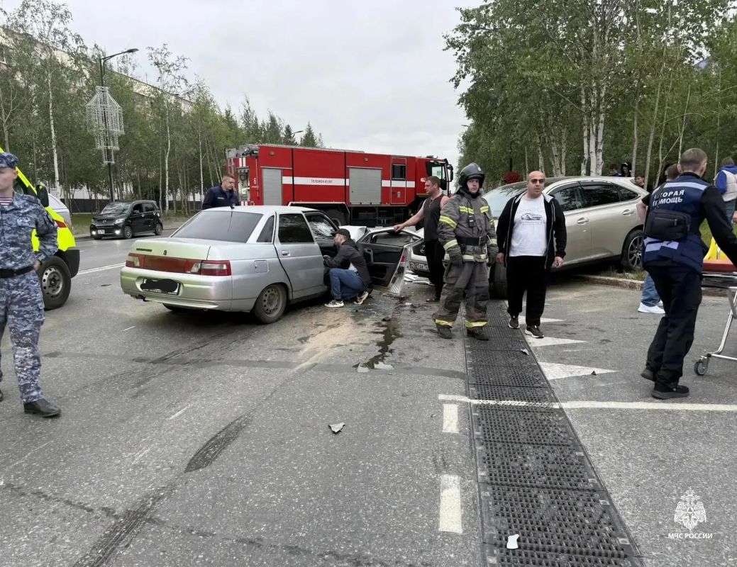 В городе Муравленко начальник караула Евгений Генчу оказал психологическую поддержку пострадавшей в ДТП девушке В городе Муравленко начальник караула Евгений Генчу оказал психологическую поддержку пострадавшей в ДТП девушке