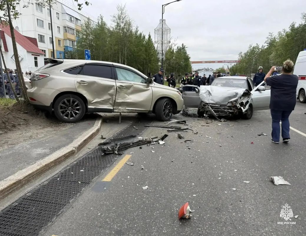 В городе Муравленко начальник караула Евгений Генчу оказал психологическую поддержку пострадавшей в ДТП девушке В городе Муравленко начальник караула Евгений Генчу оказал психологическую поддержку пострадавшей в ДТП девушке
