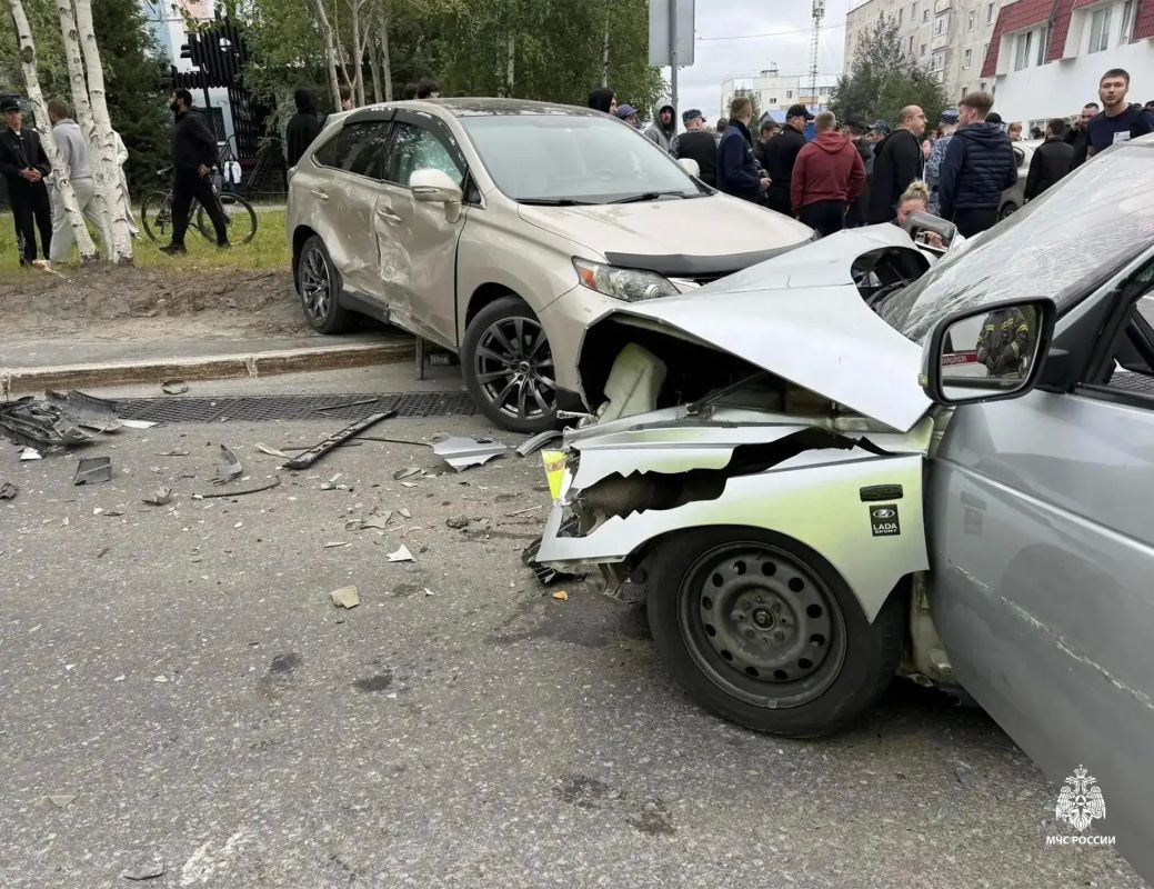 В городе Муравленко начальник караула Евгений Генчу оказал психологическую поддержку пострадавшей в ДТП девушке В городе Муравленко начальник караула Евгений Генчу оказал психологическую поддержку пострадавшей в ДТП девушке