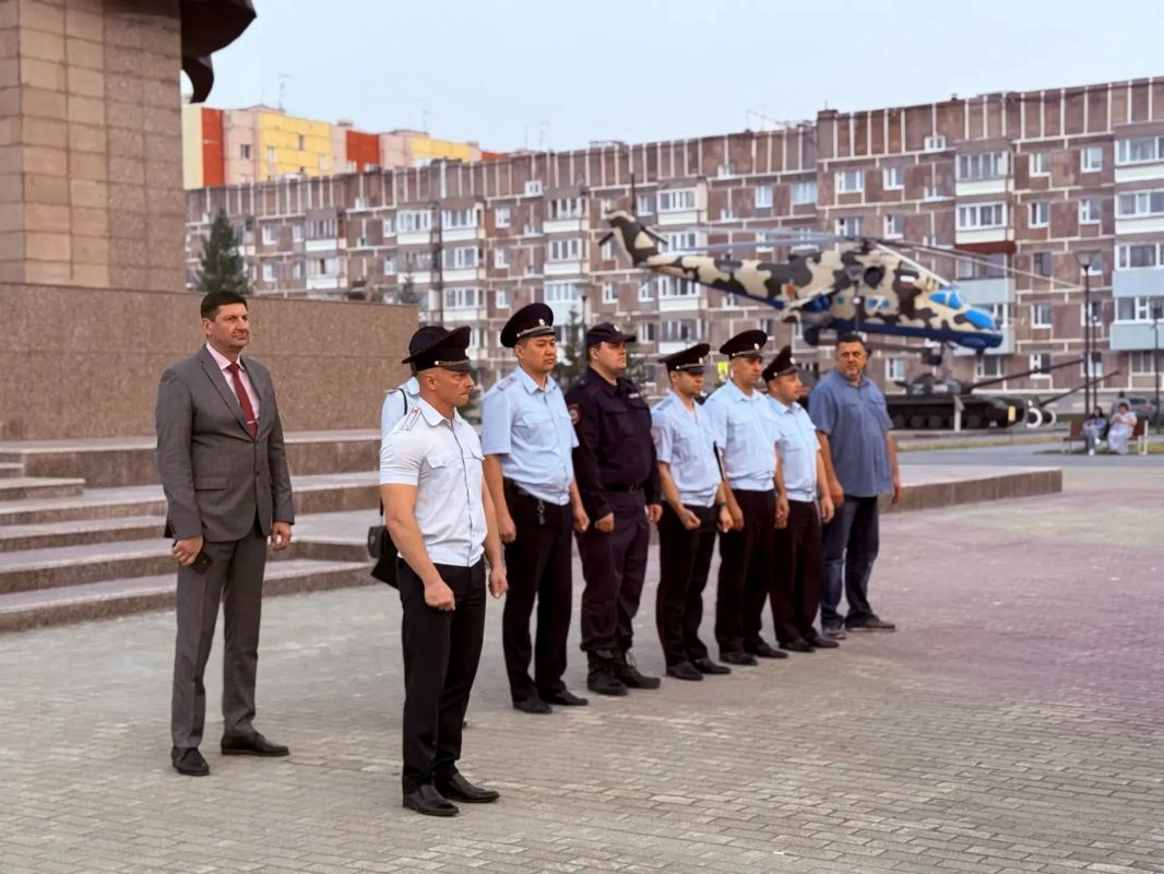 В Новом Уренгое прошёл общегородской гарнизонный развод нарядов, заступающих на охрану общественного порядка В Новом Уренгое прошёл общегородской гарнизонный развод нарядов, заступающих на охрану общественного порядка