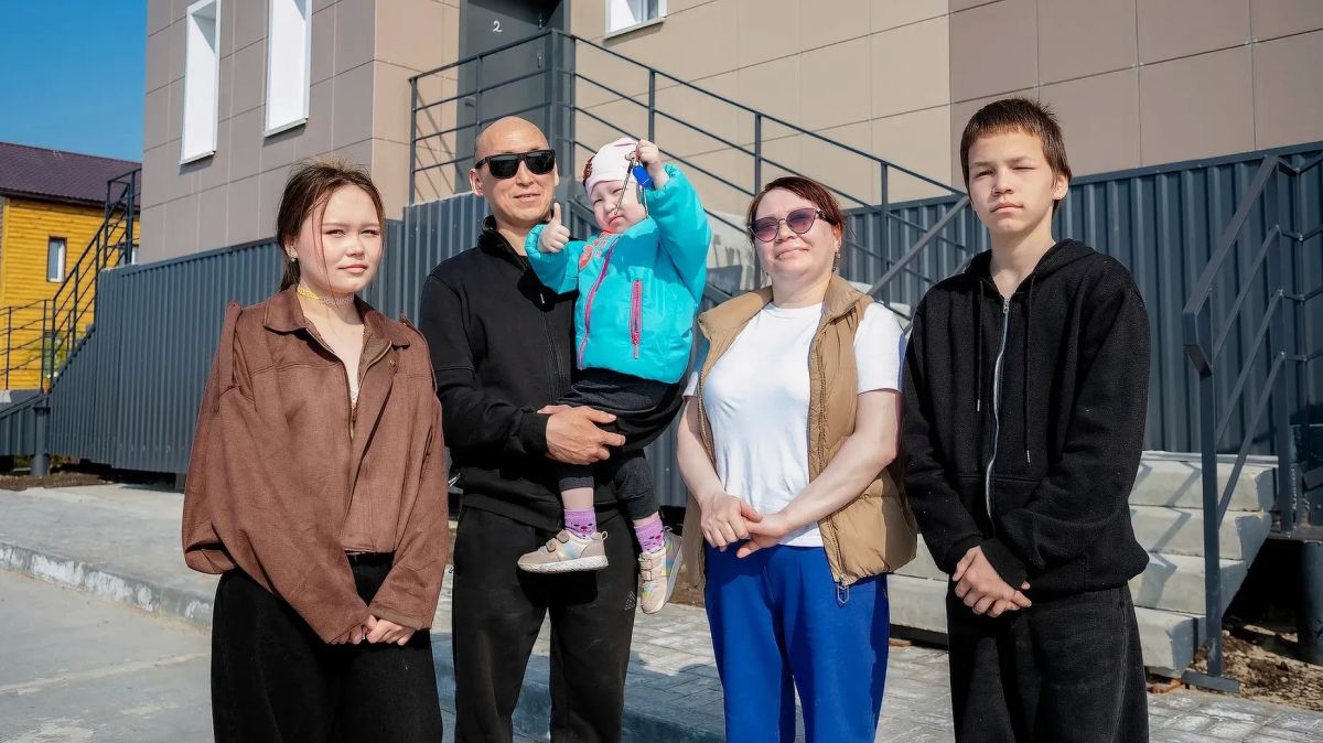 В Яр-Сале шесть семей получили ключи от новых квартир В Яр-Сале шесть семей получили ключи от новых квартир