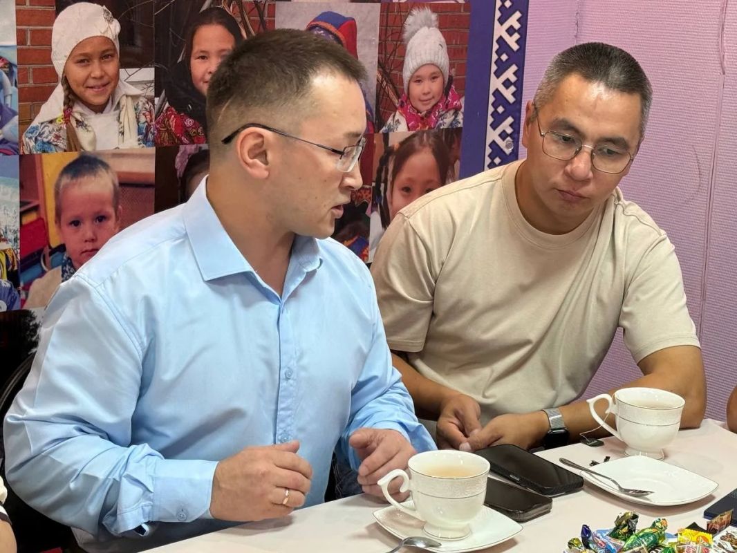 В Тарко-Сале провёл встречу с представителями ассоциации «Ямал-потомкам» и активом Совета КМНС при главе района В Тарко-Сале провёл встречу с представителями ассоциации «Ямал-потомкам» и активом Совета КМНС при главе района