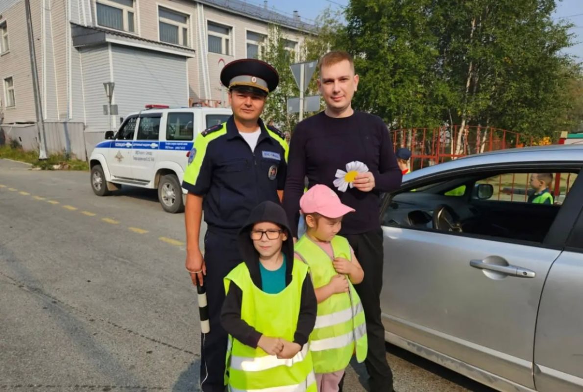 В Салехарде автоинспекторы вместе с юными помощниками из детского сада «Светлячок» провели акцию «Письмо водителю» В Салехарде автоинспекторы вместе с юными помощниками из детского сада «Светлячок» провели акцию «Письмо водителю»