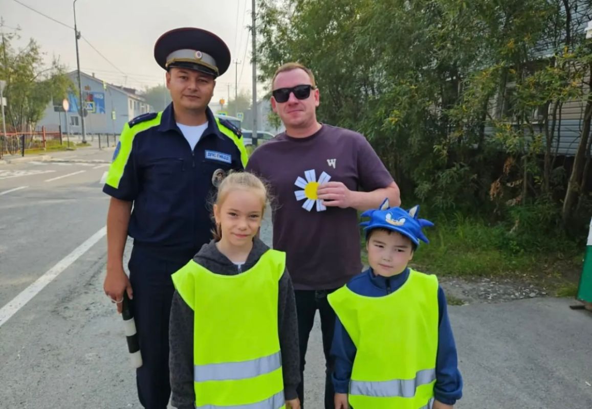 В Салехарде автоинспекторы вместе с юными помощниками из детского сада «Светлячок» провели акцию «Письмо водителю» В Салехарде автоинспекторы вместе с юными помощниками из детского сада «Светлячок» провели акцию «Письмо водителю»
