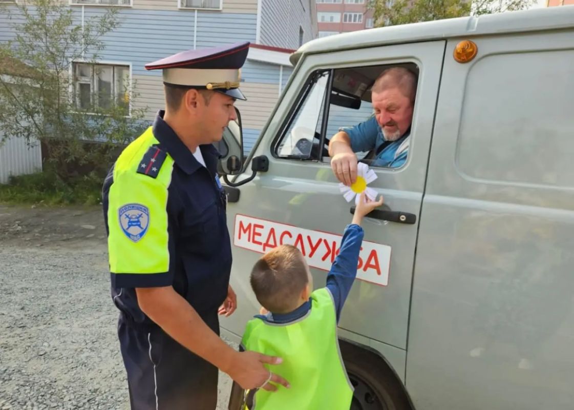 В Салехарде автоинспекторы вместе с юными помощниками из детского сада «Светлячок» провели акцию «Письмо водителю» В Салехарде автоинспекторы вместе с юными помощниками из детского сада «Светлячок» провели акцию «Письмо водителю»