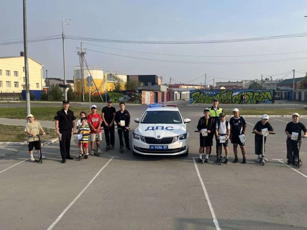 Пуровские автоинспекторы напомнили взрослым и детям о правилах дорожного движения в рамках акции «Внимание — дети!» Пуровские автоинспекторы напомнили взрослым и детям о правилах дорожного движения в рамках акции «Внимание — дети!»