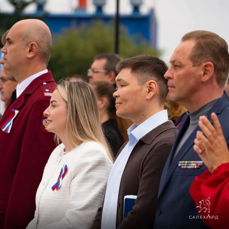 Сегодня в Салехарде торжественно подняли российский триколор Сегодня в Салехарде торжественно подняли российский триколор