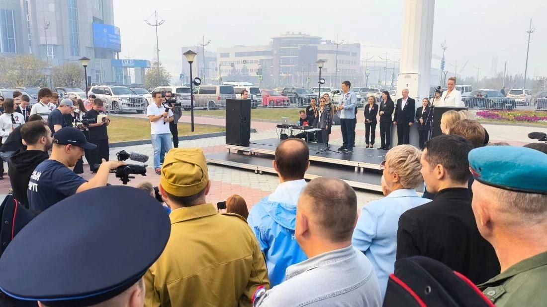 В Новом Уренгое под звуки гимна РФ подняли самый большой триколор на Ямале В Новом Уренгое под звуки гимна РФ подняли самый большой триколор на Ямале