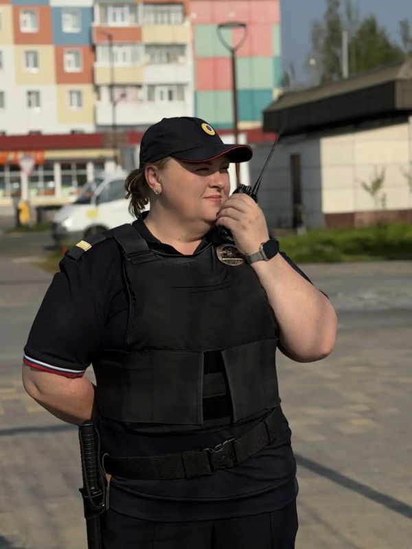 Муравленковские полицейские обеспечили охрану общественного порядка торжественного мероприятия, приуроченного ко Дню Государственного флага Российской Федерации Муравленковские полицейские обеспечили охрану общественного порядка торжественного мероприятия, приуроченного ко Дню Государственного флага Российской Федерации