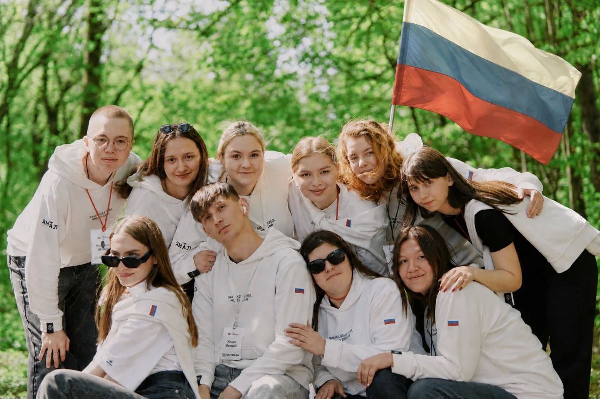 Дмитрий Артюхов: Российский триколор — символ многомиллионной сплочённой семьи Дмитрий Артюхов: Российский триколор — символ многомиллионной сплочённой семьи