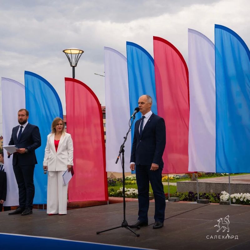 Сегодня в Салехарде торжественно подняли российский триколор Сегодня в Салехарде торжественно подняли российский триколор