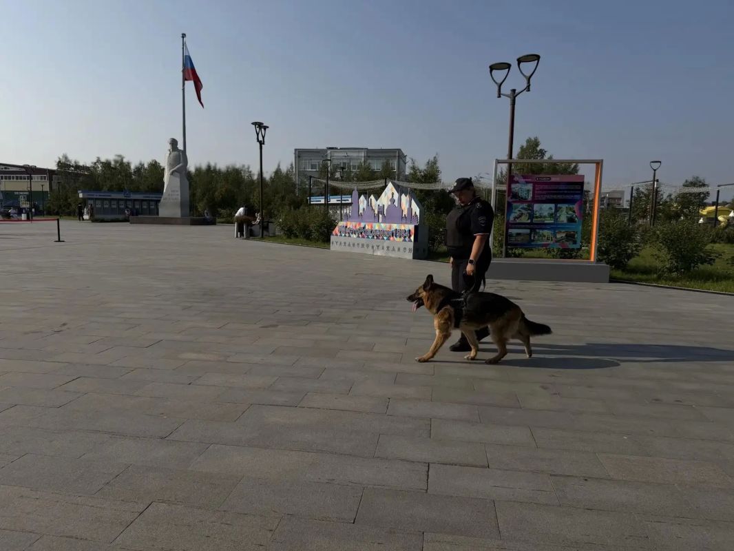 Муравленковские полицейские обеспечили охрану общественного порядка торжественного мероприятия, приуроченного ко Дню Государственного флага Российской Федерации Муравленковские полицейские обеспечили охрану общественного порядка торжественного мероприятия, приуроченного ко Дню Государственного флага Российской Федерации