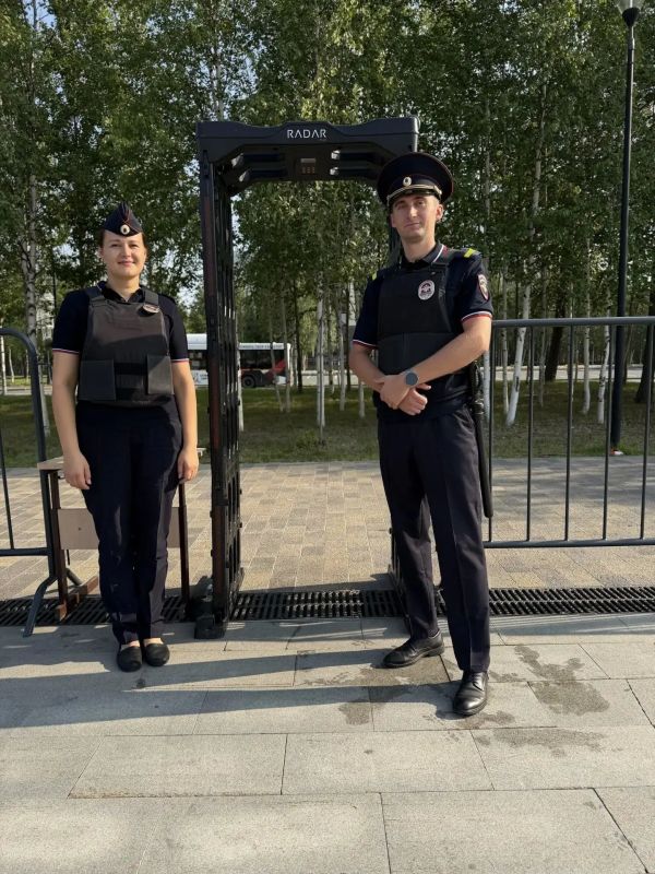 Муравленковские полицейские обеспечили охрану общественного порядка торжественного мероприятия, приуроченного ко Дню Государственного флага Российской Федерации Муравленковские полицейские обеспечили охрану общественного порядка торжественного мероприятия, приуроченного ко Дню Государственного флага Российской Федерации