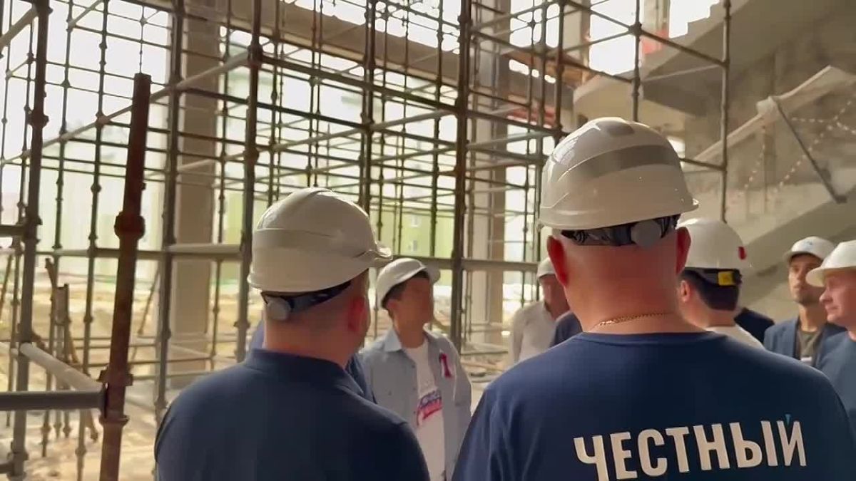 Современная поликлиника в микрорайоне Оптимистов уже на этапе возведения выглядит внушительно