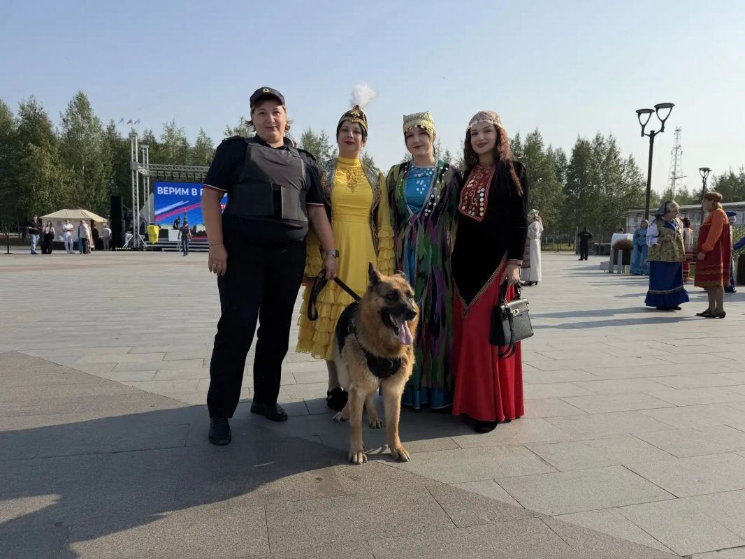 Муравленковские полицейские обеспечили охрану общественного порядка торжественного мероприятия, приуроченного ко Дню Государственного флага Российской Федерации
